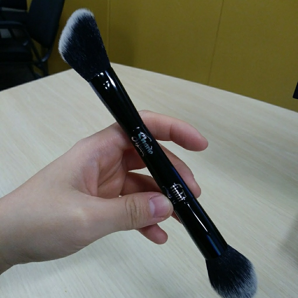Kat Von D Shade + Light Face Contour Brush